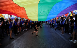 מצעד גאווה באתונה (צילום: רויטרס)