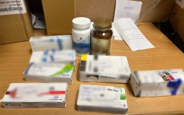 חלק מהתרופות שיועדו לחטופים ואותרו בבית החולים "נאצר" (צילום: דובר צה"ל)