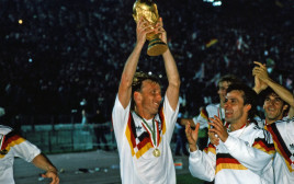אנדראס ברמה מניף את הגביע העולמי ב-1990, אחרי הניצחון של מערב גרמניה על ארגנטינה (צילום: רויטרס)