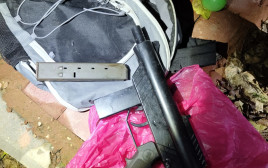 תת מקלע מסוג קרלו ומחסנית מלאה תואמת (צילום: דוברות המשטרה)