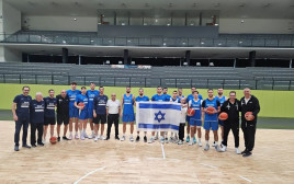 שחקני נבחרת ישראל כדורסל (צילום: אתר רשמי, איגוד הכדורסל)