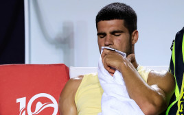 הטניסאי הספרדי קרלוס אלקראס (צילום: GettyImages, PABLO PORCIUNCULA/AFP)