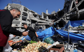 שוק בעזה (צילום: REUTERS/Ibraheem Abu Mustafa)