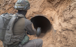 לוחם יהל"ם מפוצץ מנהרה של חמאס (צילום: דובר צה"ל)