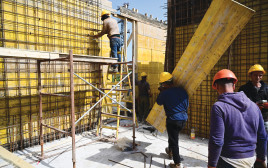 פועלים באתר בנייה (צילום: מיכאל גלעדי, פלאש 90)
