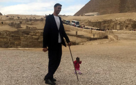 האיש הגבוה בעולם לצד האישה הנמוכה בעולם (צילום: רויטרס)