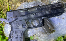 האקדח שנתפס בנצרת (צילום: דוברות המשטרה)