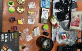 הסמים שנתפסו אצל החשודים (צילום: דוברות המשטרה)
