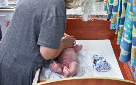 בדיקת תינוק על ידי אחות בטיפת חלב (צילום: נועם מוסקוביץ', פלאש 90)