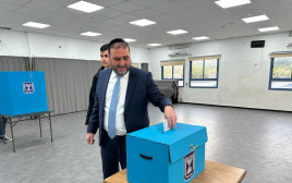 השר משה ארבל מצביע בבחירות המקומיות (צילום: ללא)
