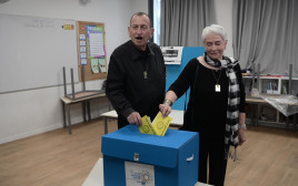 רון חולדאי מצביע בבחירות המקומיות (צילום: אבשלום ששוני)