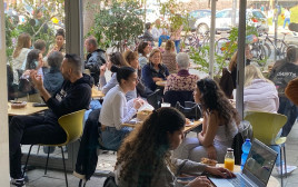 ישראלים במסעדה (צילום: אבשלום ששוני)
