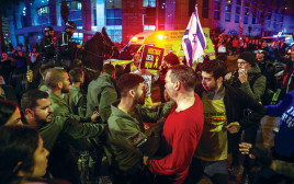 הפגנה במוצאי שבת בתל אביב (צילום: איתי רון, פלאש 90)
