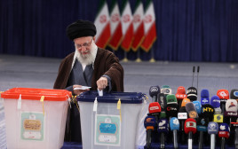 מנהיג איראן עלי חמינאי מצביע בבחירות הפרלמנטריות (צילום: רויטרס)