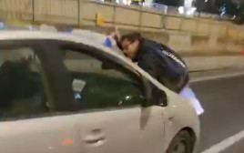מפגין על רכב באיילון (צילום: רשתות חברתיות)