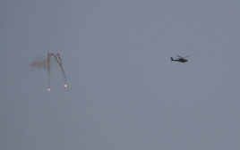 הליקופטר צבאי חג מעל שמי עזה (צילום:  Jamal Awad/Flash90)