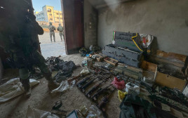 אמצעי הלחימה שאותרו על ידי הלוחמים במחסני אמצעי הלחימה בחאן יונס (צילום: דובר צה"ל)