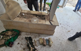 אמצעי לחימה מוסלקים בתוך קבר (צילום: דוברות המשטרה)