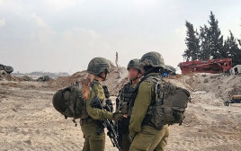 טל שלו עם הלוחמים והלוחמות ברצועת עזה (צילום: טל שלו)
