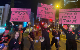 נשים בהפגנה בקפלן בתל אביב (צילום: אבשלום ששוני)