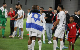 דיא לבאבידי מחבק את מנשה זלקה קפטן הפועל חדרה עם דגל ישראל (צילום: שלומי גבאי)