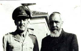 הרב עוזיאל ובנו יעקב עוזיאל (צילום: אלבום משפחתי)