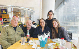 בכירי רשת גרג עם משפחת אשל (צילום: יחצ)