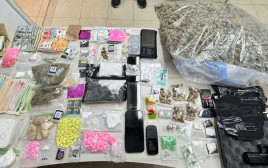 סמים, נזק וכסף שנמצא בדירה בהרצליה (צילום: דוברות המשטרה)