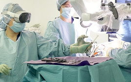 לראשונה: אחות נעזרה במשקפי אפל במהלך ניתוח  (צילום: בי"ח קרומוול)