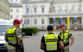 כוחות משטרה בליטא (צילום: REUTERS/Ints Kalnins)