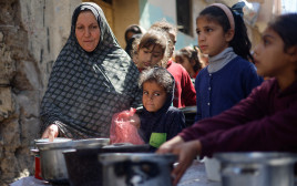 פלסטינים מחכים לקבלת מזון בעיר האוהלים ברפיח (צילום: רויטרס)