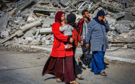 פלסטינים באזור שהותקף אווירית ברפיח (צילום: עבדל רחים חטיב, פלאש 90)