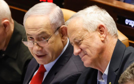 בנימין נתניהו ובני גנץ בישיבה על הגדלת התקציב, מרץ 2024 (צילום: מארק ישראל סלם)