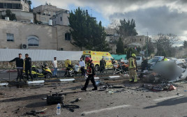 תאונת דרכים בין ארבעה רכבים בירושלים (צילום: דוברות מד"א)