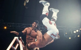 רייזר ראמון מול שון מייקלס בקרב הסולם, רסלמניה 1994 (צילום: אתר רשמי, WWE)