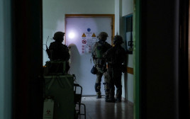 כוחות צה"ל בבי"ח שיפא, עזה (צילום:  Israel Defense Forces/Handout via REUTERS)