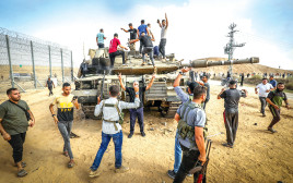 פלסטינים לאחר שחצו את גדר הגבול עם ישראל ברצועת עזה (צילום: עבד רחים חטיב, פלאש 90)