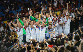 נבחרת גרמניה מניפה את גביע העולם מונדיאל 2014 (צילום: GettyImages)
