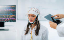 בדיקת EEG לאבחון אפילפסיה. הפרעה בגלים החשמליים (צילום: אינגאימג)