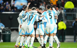 שחקני נבחרת ארגנטינה חוגגים (צילום: GettyImages, Mitchell Leff)