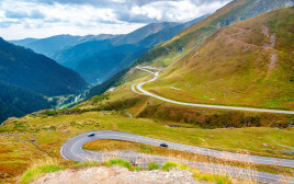 כביש "טראנספאגרסאן", אחת הדרכים היפות והמסוכנות בהרי הקרפטים ברומניה (צילום: אינגאימג')