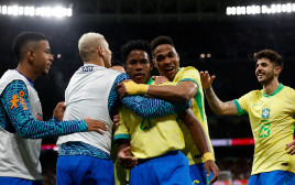 שחקני נבחרת ברזיל חוגגים עם אנדריק (צילום: רויטרס)
