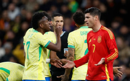 שחקן נבחרת ברזיל מתעמת עם אלברו מוראטה אחרי המשחק מול ספרד (צילום: רויטרס)