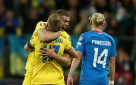 קפטן נבחרת אוקראינה אולכסנדר זינצ'נקו מתחבק עם ארטם דובביק (צילום: רויטרס)