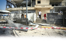 בנין בקרית שמונה שנפגע מרקטת חיזבאללה (צילום: איל מרגולין פלאש 90)