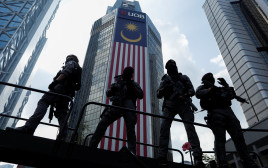 כוחות משטרה במלזיה (צילום: REUTERS/Hasnoor Hussain)