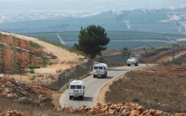 רכבי האו"ם ליד הגבול עם ישראל (צילום: REUTERS/Aziz Taher)