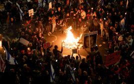 מחאה נגד הממשלה (צילום: REUTERS/Carlos Garcia Rawlins)