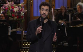 ראמי יוסף במונולוג הפתיחה ב-SNL (צילום: צילום מסך יוטיוב)