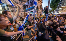 מחאה על חוק הגיוס: עימותים בין "אחים לנשק" לחרדים במאה שערים (צילום: יונתן זינדל, פלאש 90)